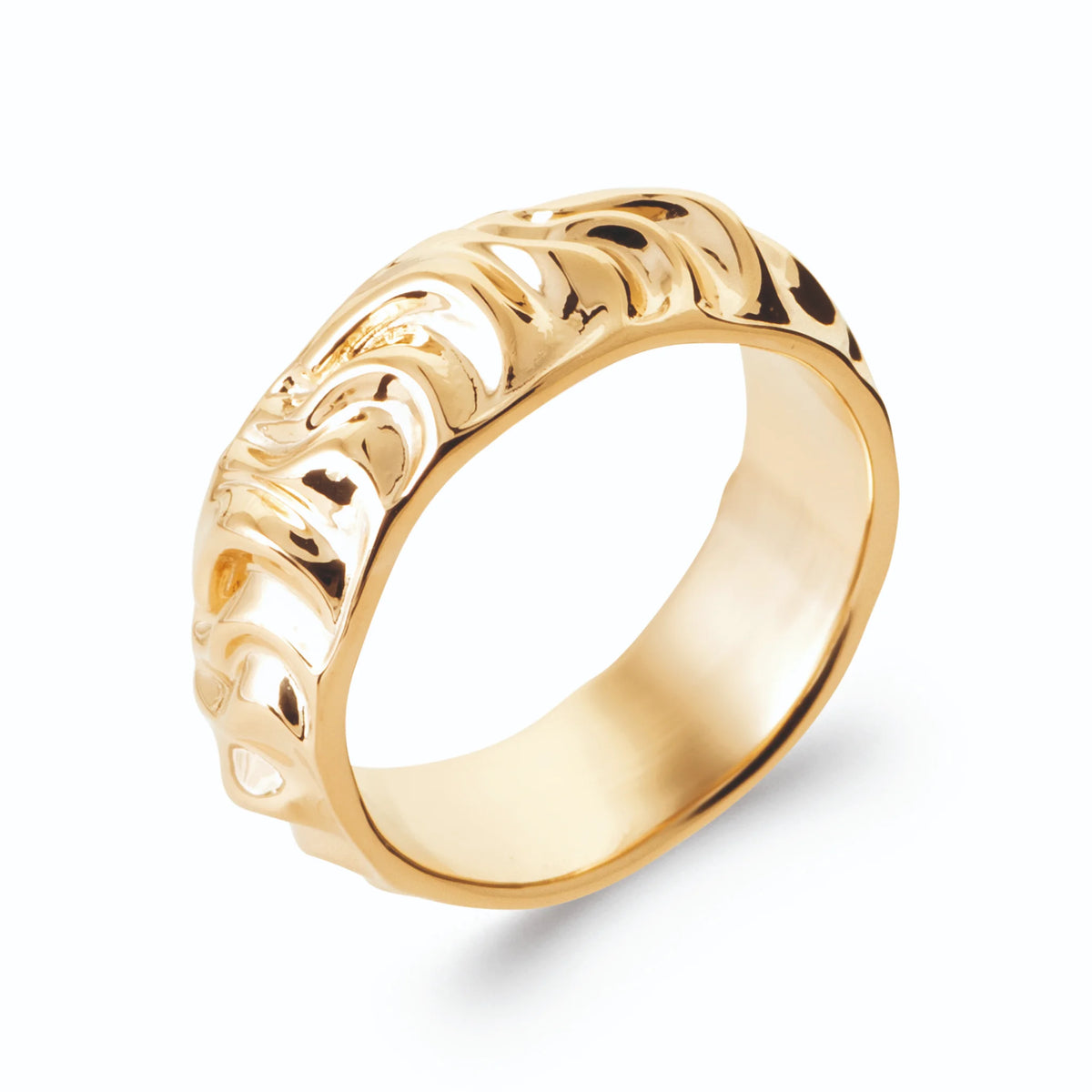 Bague bandeau bombé sculpté de vagues organiques en plaqué or, vue de trois quarts