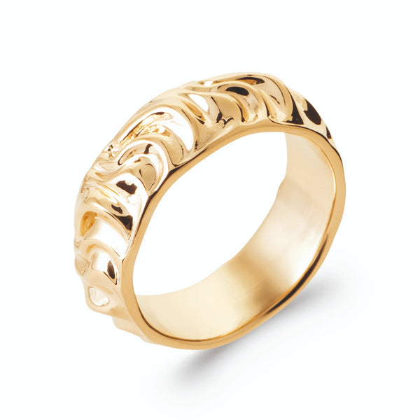 Bague bandeau bombé sculpté de vagues organiques en plaqué or, vue de trois quarts