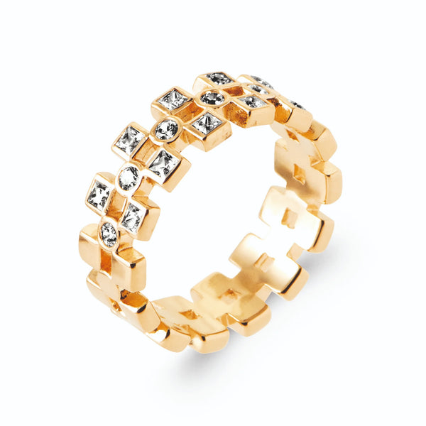 Bague bandeau damier ajouré de zircons carrés en plaqué or, vue de trois quarts