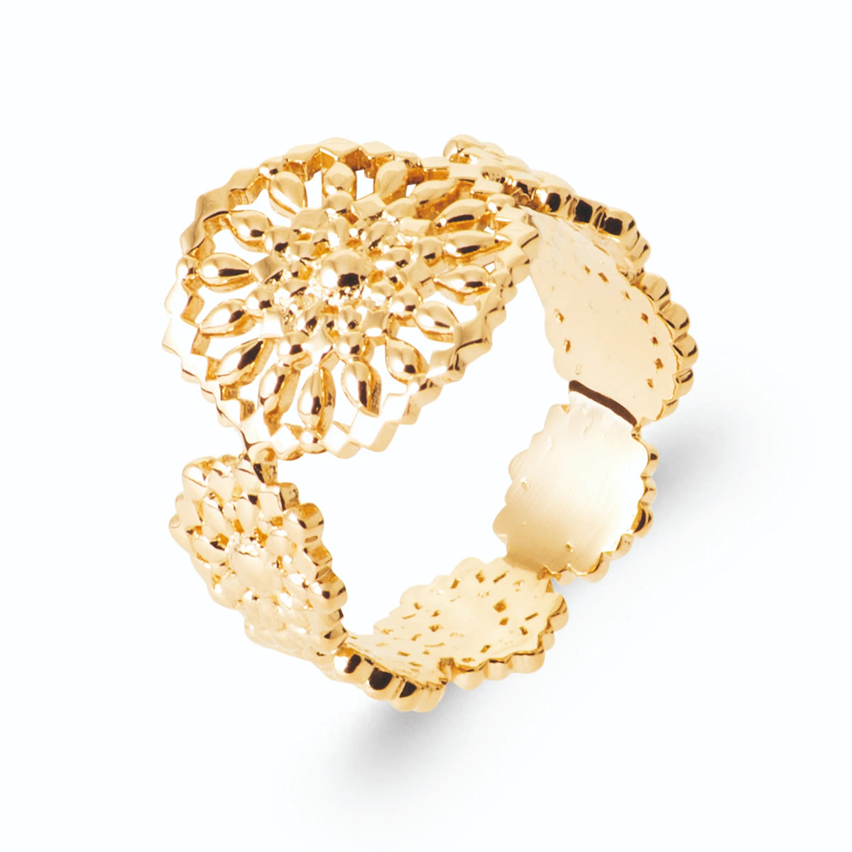 Bague bandeau dentelle de filigrane et rosace ajourée en plaqué or, vue de trois quarts