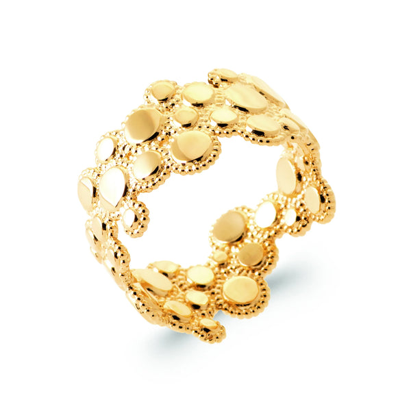 Bague bandeau dentelle de pastilles d’or en plaqué or, vue de trois quarts