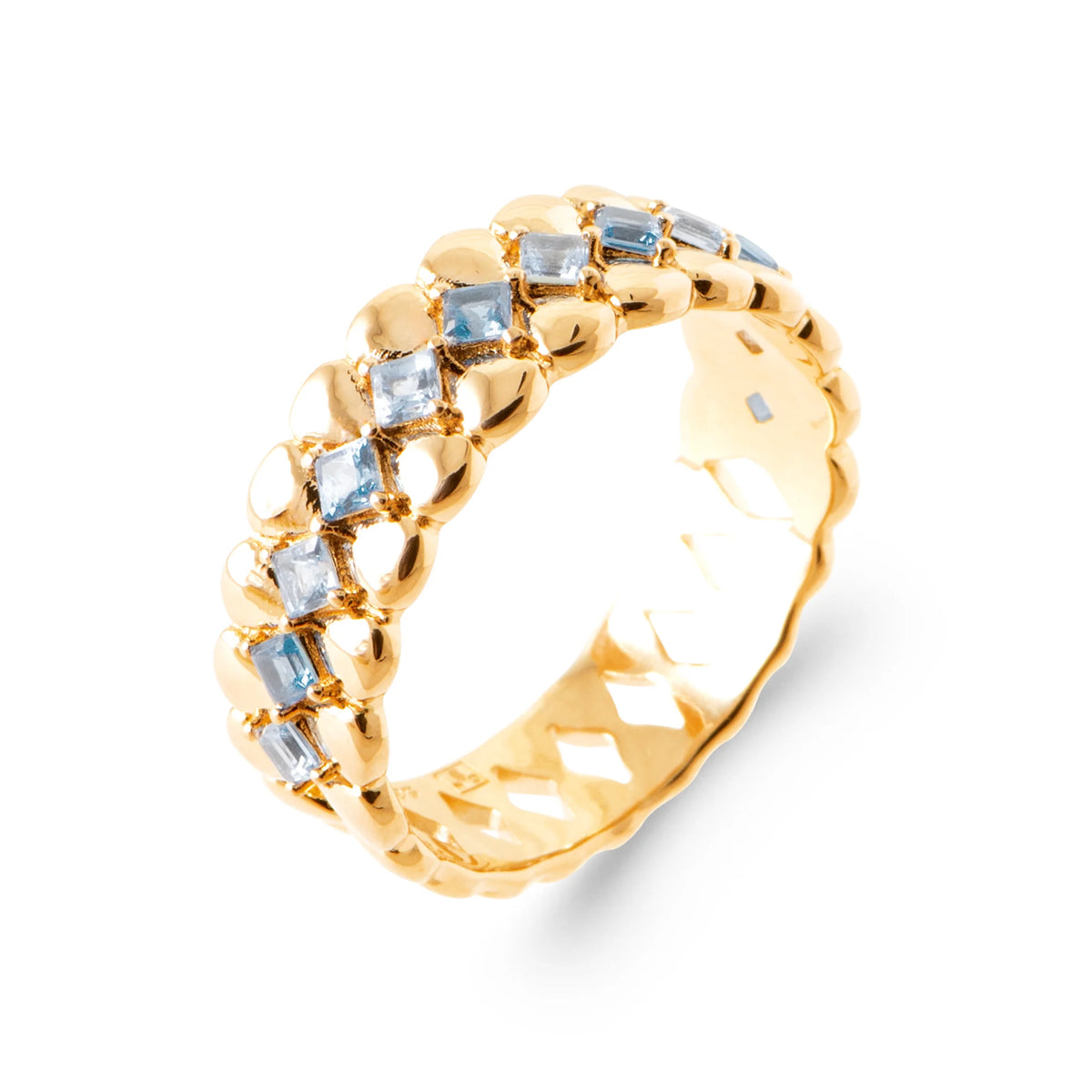 Bague bandeau écailles d’or et rang de pierres carrées bleu ciel en plaqué or, vue de trois quarts