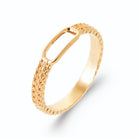 Bague bandeau granulé ouvert d’un rectangle ajouré en plaqué or