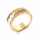 Bague bandeau gravé de chevrons en épi en plaqué or