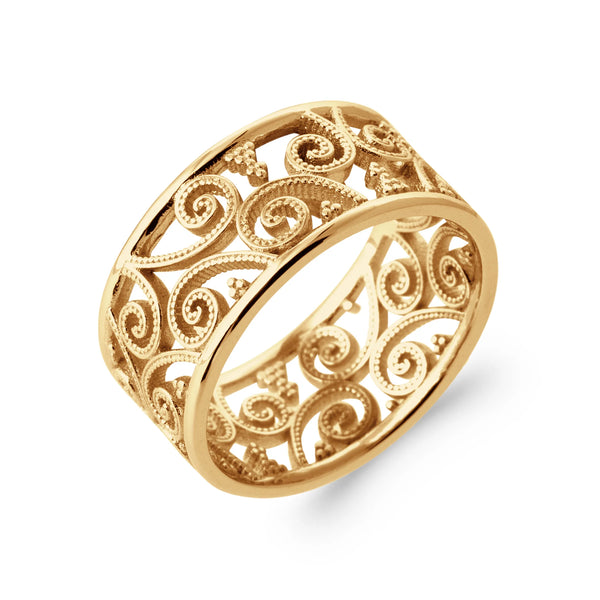 Bague bandeau large ajouré d’arabesques en filigrane d’or en plaqué or, vue de trois quarts