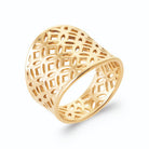 Bague bandeau large ajouré cercles entrecroisés sans pierre en plaqué or, vue de trois quarts