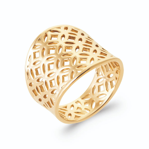 Bague bandeau large ajouré cercles entrecroisés sans pierre en plaqué or, vue de trois quarts