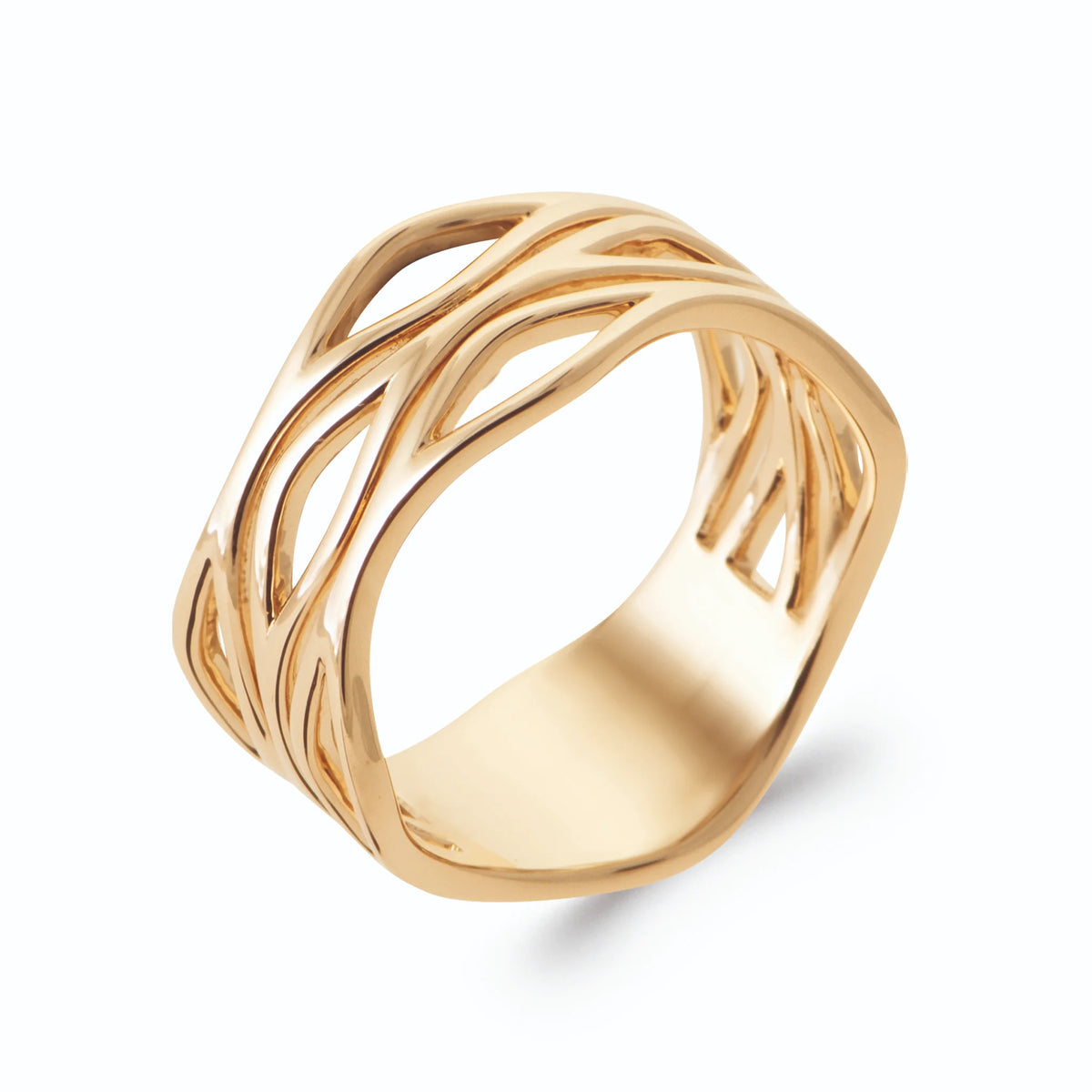 Bague bandeau large ajouré de fils ondulés entrecroisés en plaqué or, vue de trois quarts