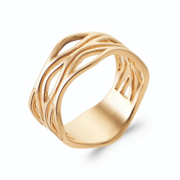Bague bandeau large ajouré de fils ondulés entrecroisés en plaqué or, vue de trois quarts