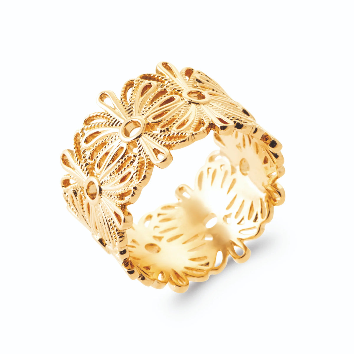Bague bandeau large ajouré de fleurs en filigrane en plaqué or, vue de trois quarts
