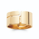 Bague bandeau large en blocs décalés d’or poli plaqué or, vue de face