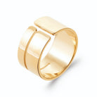 Bague bandeau large en blocs décalés d’or poli en plaqué or, vue de trois quarts