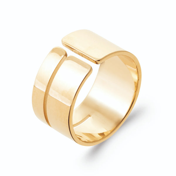 Bague bandeau large en blocs décalés d’or poli en plaqué or, vue de trois quarts