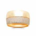 Bague bandeau large bombé micro-pavé de plusieurs rangs de zircons plaqué or, vue de face