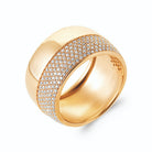 Bague bandeau large bombé micro-pavé de plusieurs rangs de zircons en plaqué or, vue de trois quarts