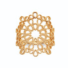 Bague bandeau large en dentelle de cercles festonnés plaqué or, vue de face