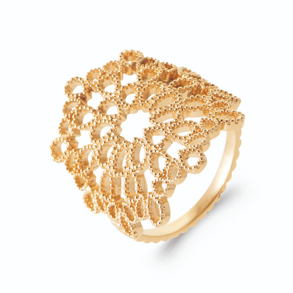 Bague bandeau large en dentelle de cercles festonnés en plaqué or, vue de trois quarts