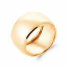 Bague bandeau large en dôme lisse poli miroir en plaqué or, vue de trois quarts