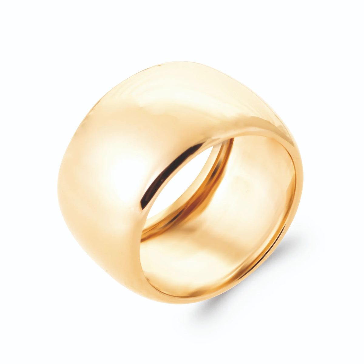 Bague bandeau large en dôme lisse poli miroir en plaqué or, vue de trois quarts