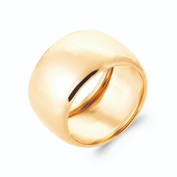 Bague bandeau large en dôme lisse poli miroir en plaqué or, vue de trois quarts