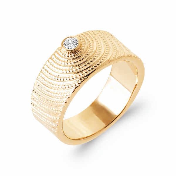 Bague bandeau large grains d’or en ondes et zircon en plaqué or, vue de trois quarts