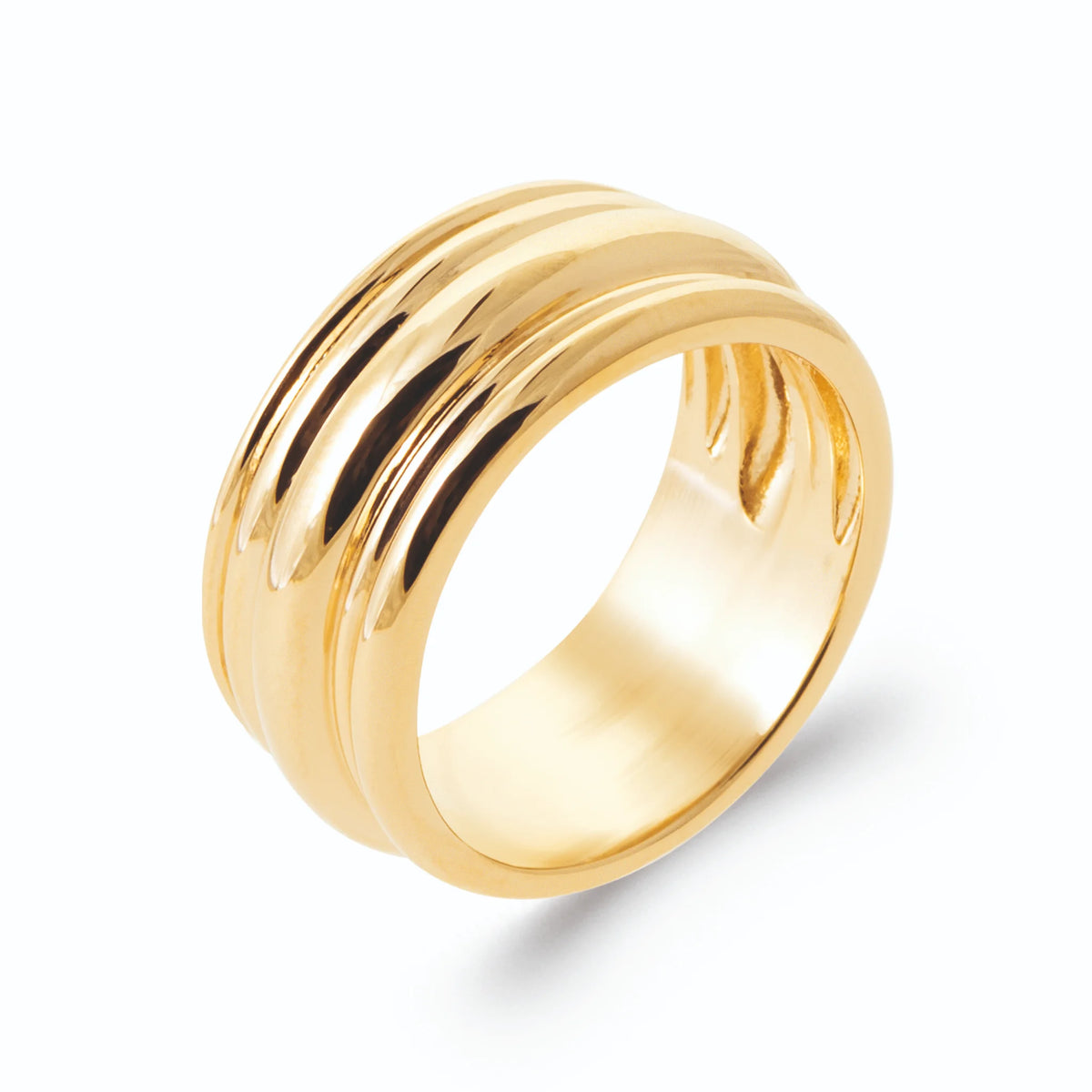 Bague bandeau large de joncs polis en gradins en plaqué or, vue de trois quarts
