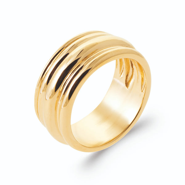 Bague bandeau large de joncs polis en gradins en plaqué or, vue de trois quarts