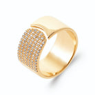 Bague bandeau large mi-pavé mi-poli à découpe arrondie en plaqué or, vue de trois quarts