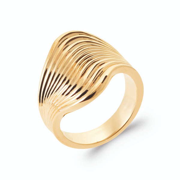 Bague bandeau large ondulé à nervures en vagues en plaqué or, vue de trois quarts