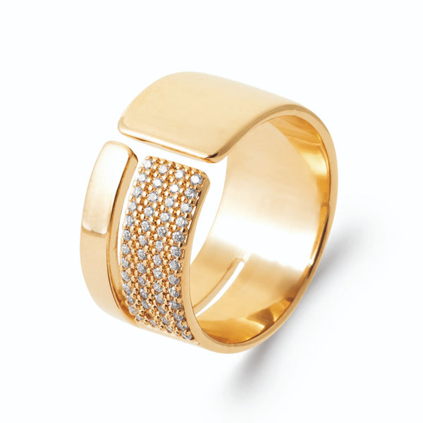 Bague bandeau large plaque polie et panneau pavé décalé en plaqué or, vue de trois quarts