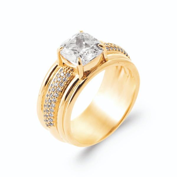 Bague bandeau large rang pavé et zircon coussin en majesté en plaqué or, vue de trois quarts