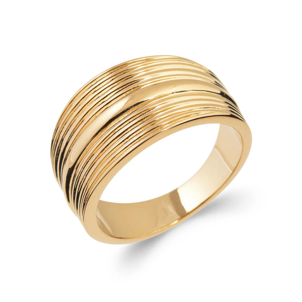 Bague bandeau large strié de fines lignes parallèles en plaqué or, vue de trois quarts