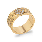 Bague bandeau large texturé et disque pavé de zircons en plaqué or