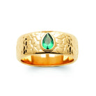 Bague bandeau large texturé en écailles pierre poire verte plaqué or, vue de face