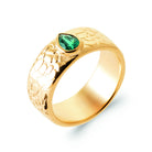 Bague bandeau large texturé en écailles pierre poire verte en plaqué or, vue de trois quarts