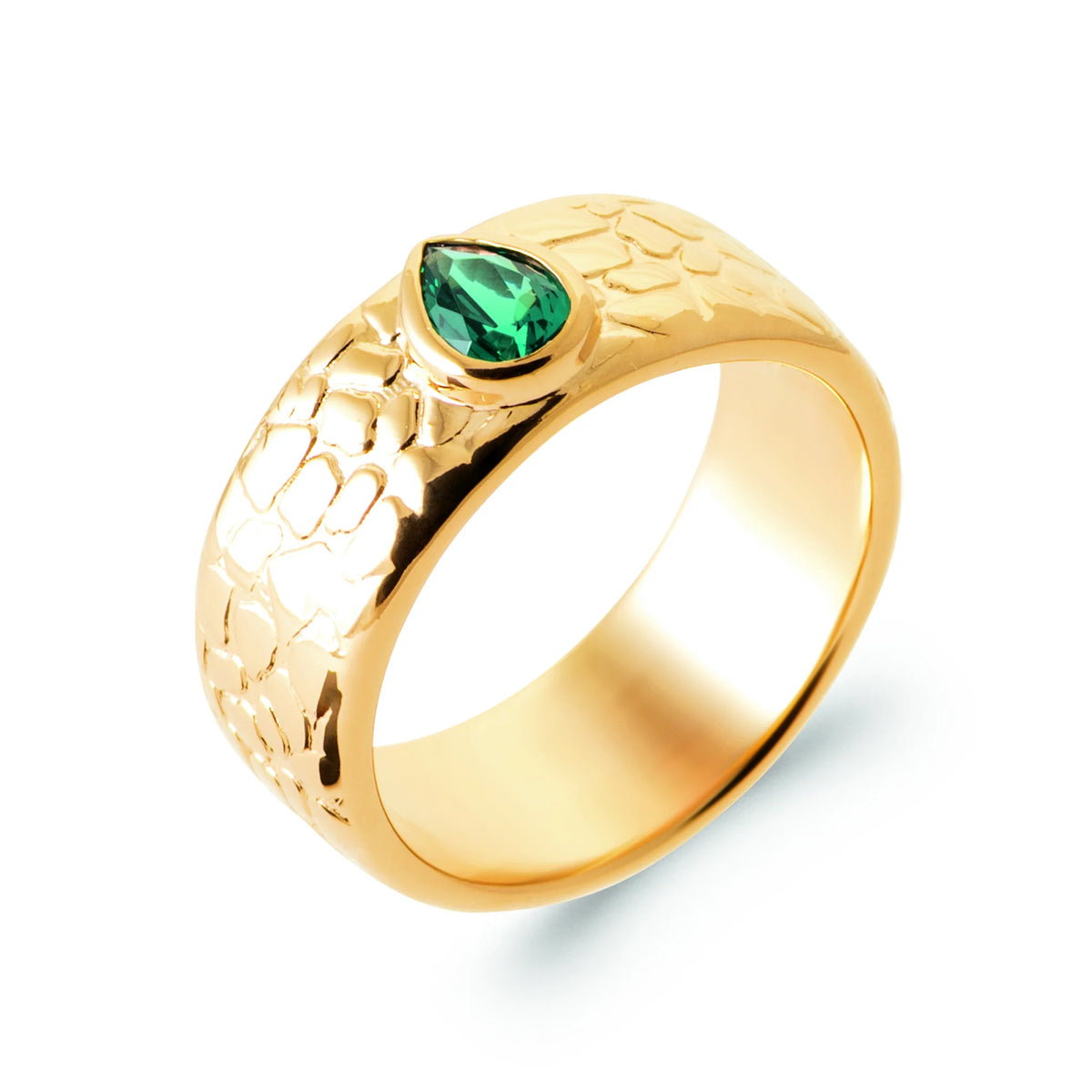 Bague bandeau large texturé en écailles pierre poire verte en plaqué or, vue de trois quarts