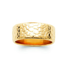 Bague bandeau large texturé en écailles sans pierre plaqué or, vue de face