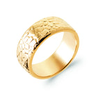 Bague bandeau large texturé en écailles sans pierre en plaqué or, vue de trois quarts