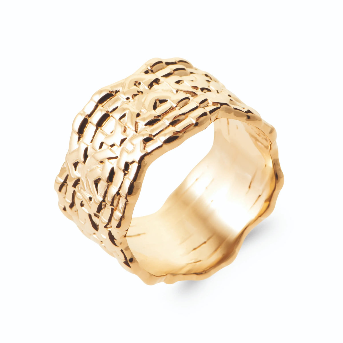 Bague bandeau large texturé façon écorce martelée en plaqué or, vue de trois quarts