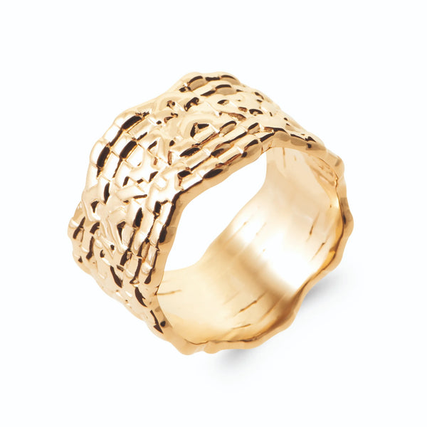 Bague bandeau large texturé façon écorce martelée en plaqué or, vue de trois quarts