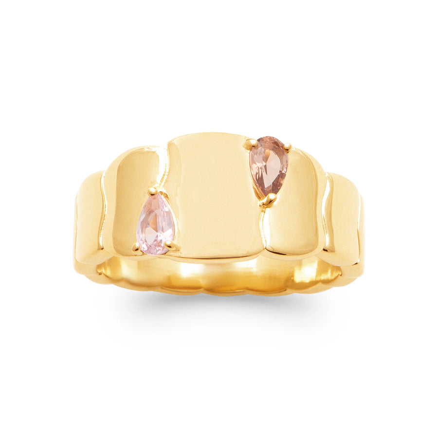 Bague bandeau ondulé deux pierres poires rose pâle et rose poudré en plaqué or, portée à la main