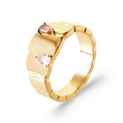 Bague bandeau ondulé deux pierres poires rose pâle et rose poudré en plaqué or, vue de trois quarts
