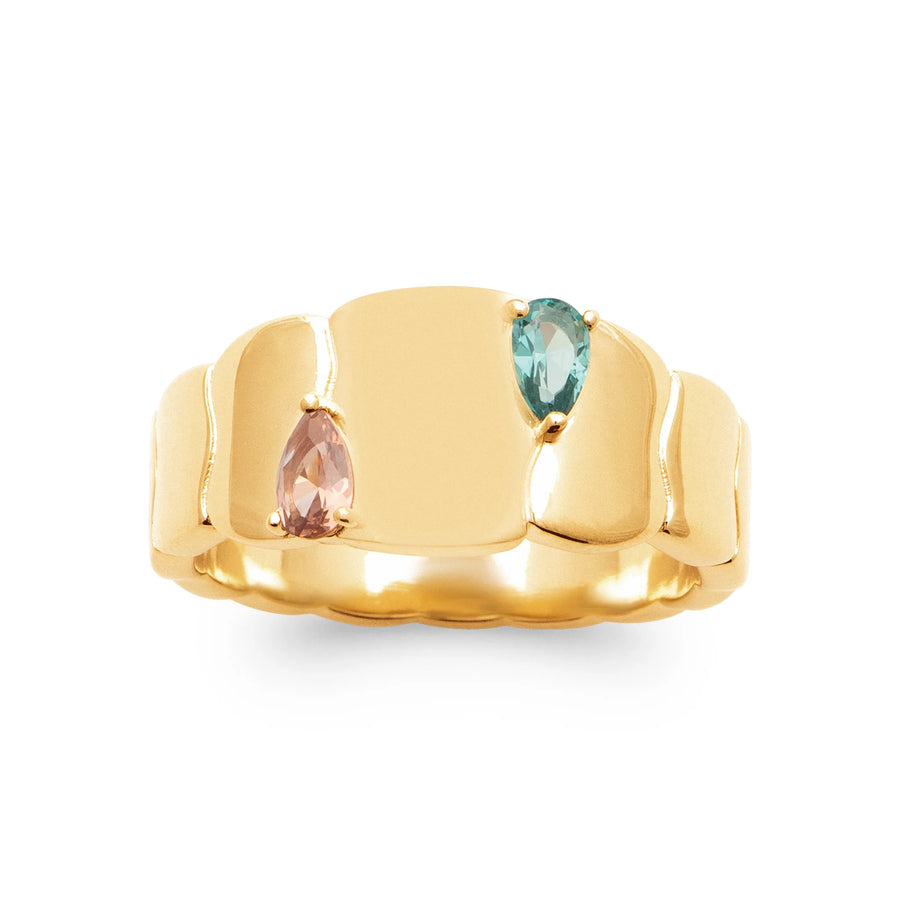 Bague bandeau ondulé deux pierres poires vert d’eau et rose poudré en plaqué or, portée à la main
