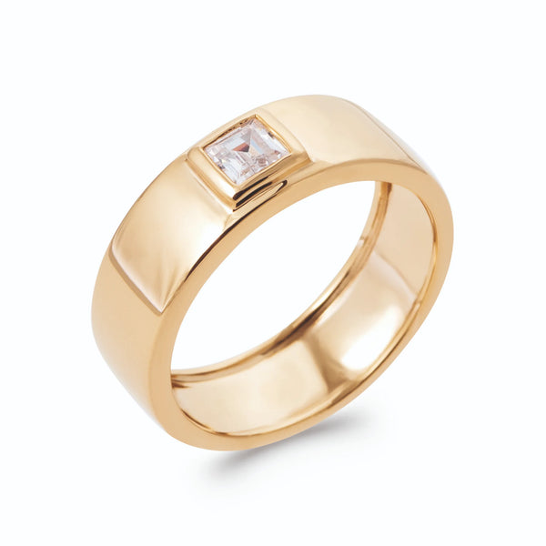 Bague bandeau plat poli et zircon carré serti à fleur en plaqué or, vue de trois quarts