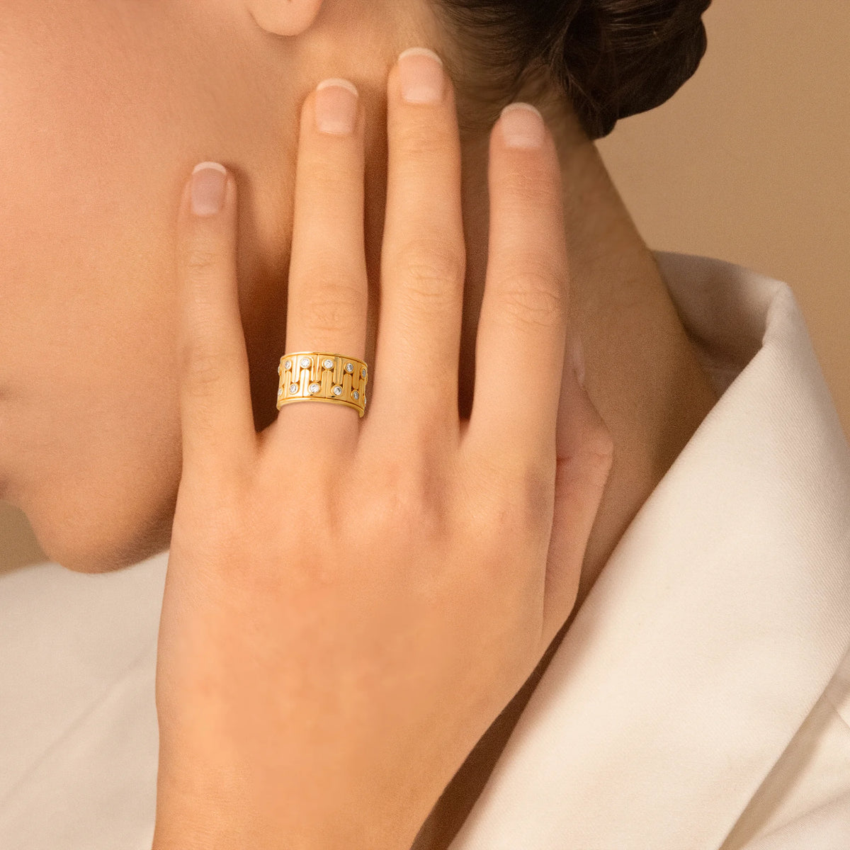 Bague bandeau très large méandres en relief et zircons plaqué or portée à la main