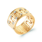 Bague bandeau très large méandres en relief et zircons en plaqué or
