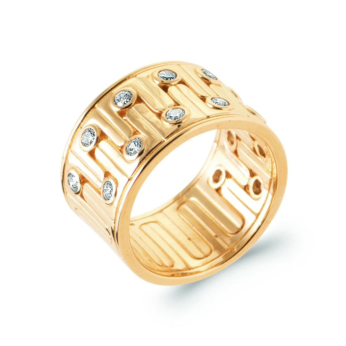 Bague bandeau très large méandres en relief et zircons en plaqué or, vue de trois quarts