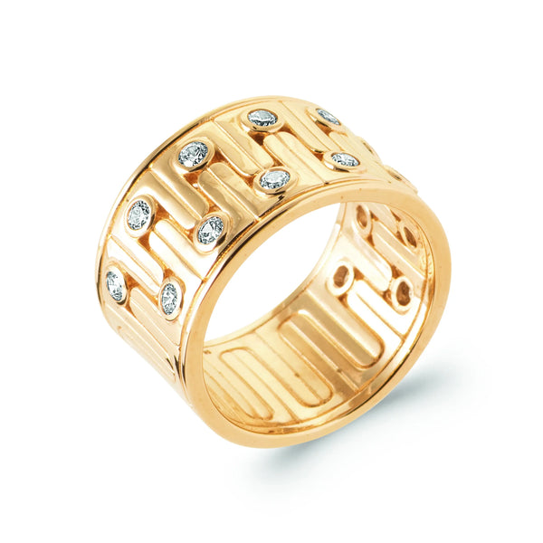 Bague bandeau très large méandres en relief et zircons en plaqué or, vue de trois quarts