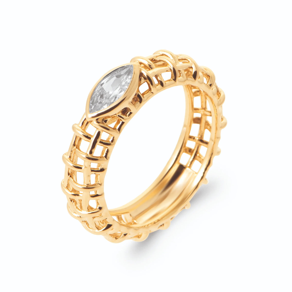 Bague bandeau tressé en treillis et zircon navette en plaqué or, vue de trois quarts