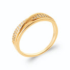 Bague bandes croisées en X pavées de zircons en plaqué or, vue de trois quarts